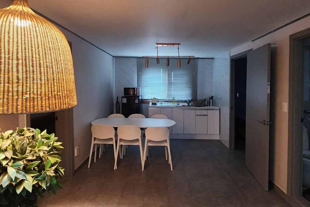 Apartment B-5 Hongdae Art House *