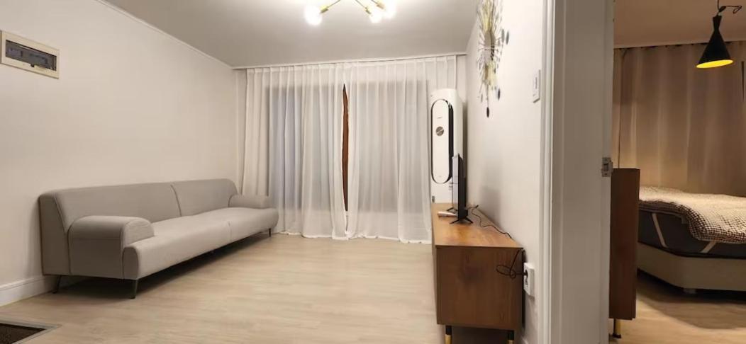 Apartment B-5 Hongdae Art House *